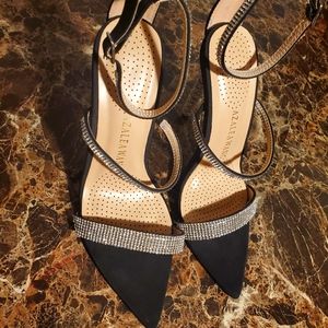 Pointed toe heeled shoes